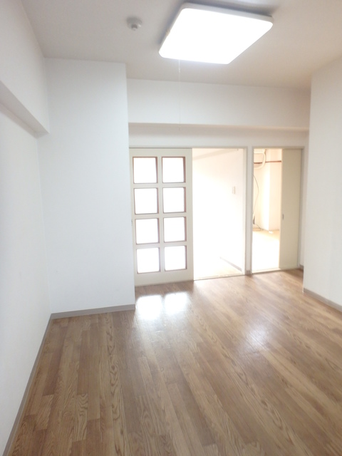 居室・リビング　木目調の床がいい感じです