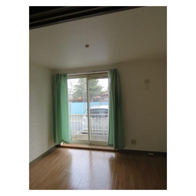 居室・リビング　日当たりの良い居室です。