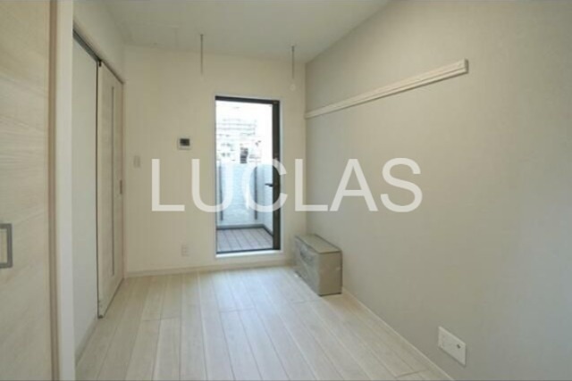 居室・リビング　木目調の床と白の壁紙で暖かみのある居室♪