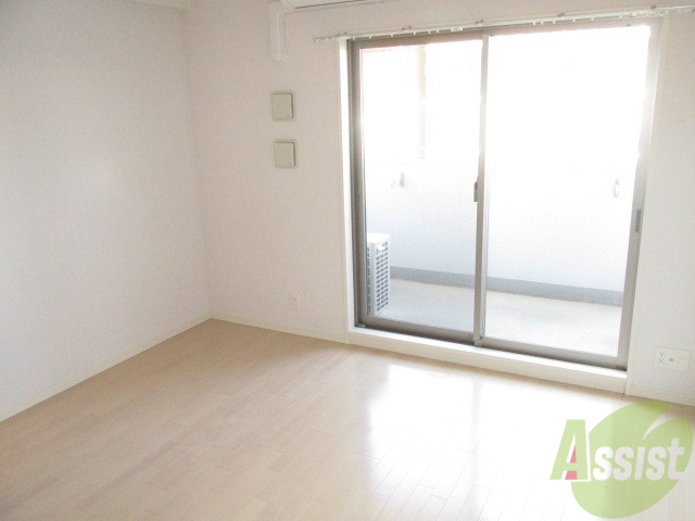 居室・リビング　ピッカピカの床に落ち着きます。