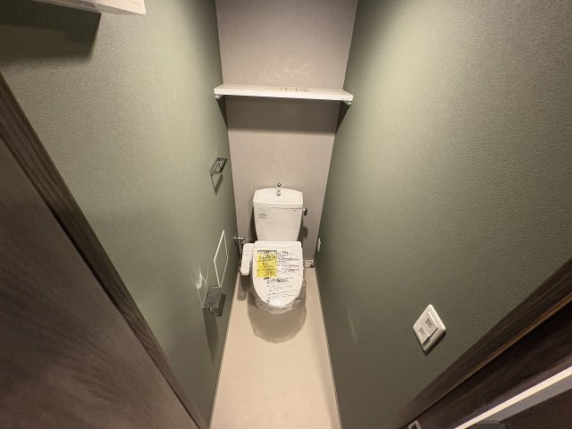 トイレ　落ち着いた色調のトイレです