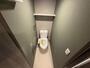 トイレ　落ち着いた色調のトイレです