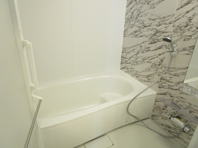 バス・シャワールーム　追い焚き給湯機能付き浴室