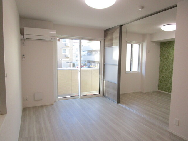 居室・リビング　居室全景