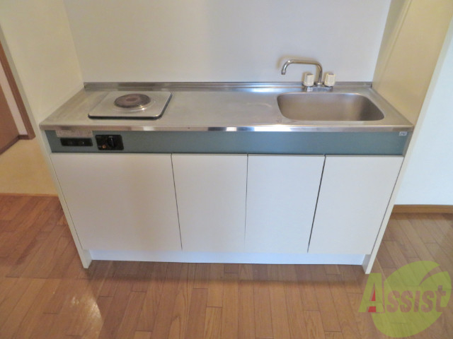 キッチン　電気コンロ設置済みで、すぐに生活が始められますね