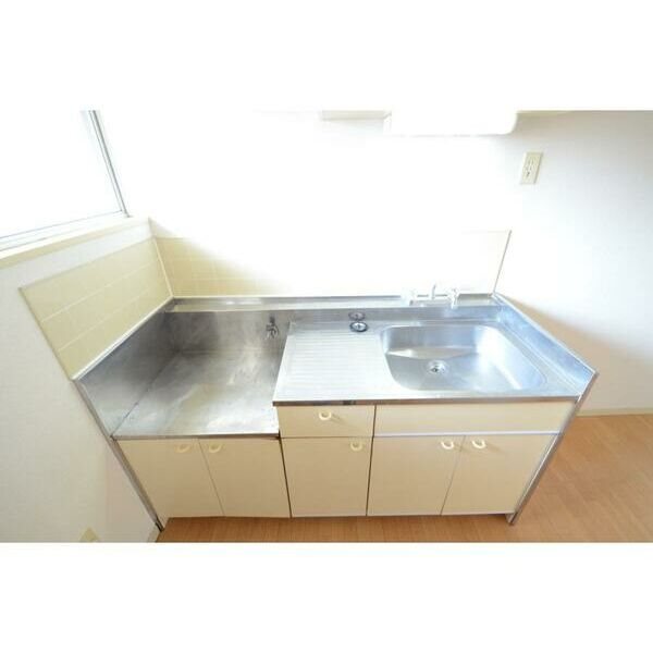 キッチン　(同建物の別部屋の写真です。)