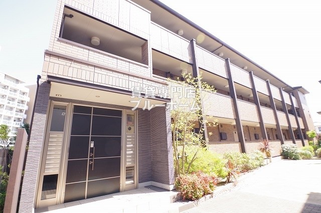 建物外観　軽量鉄骨造3階建ての物件！