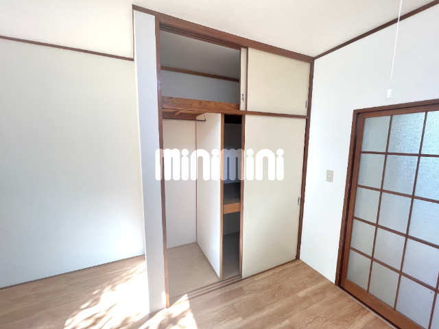 収納　広々したキッチン。窓もあります。