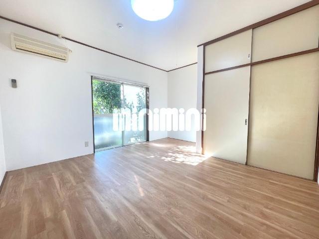 居室・リビング　収納としても使えるスペース