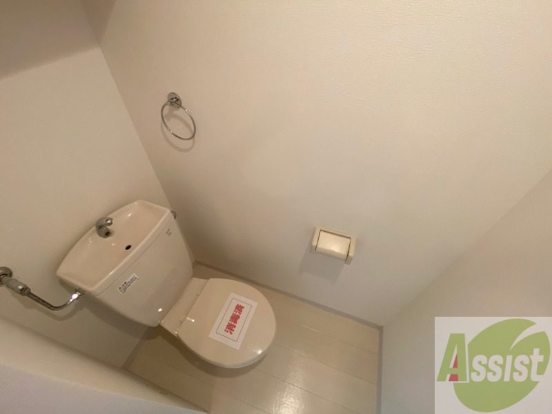 トイレ　トイレです。タオル掛けもついて便利ですね。