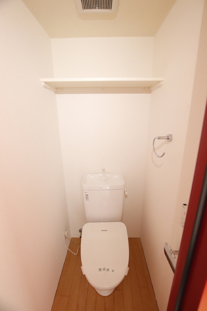 トイレ　上部に棚のあるトイレスペース※他号室参考写真※