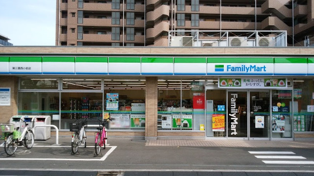 コンビニ　ファミリーマート西葛西駅前店（コンビニ）まで166m