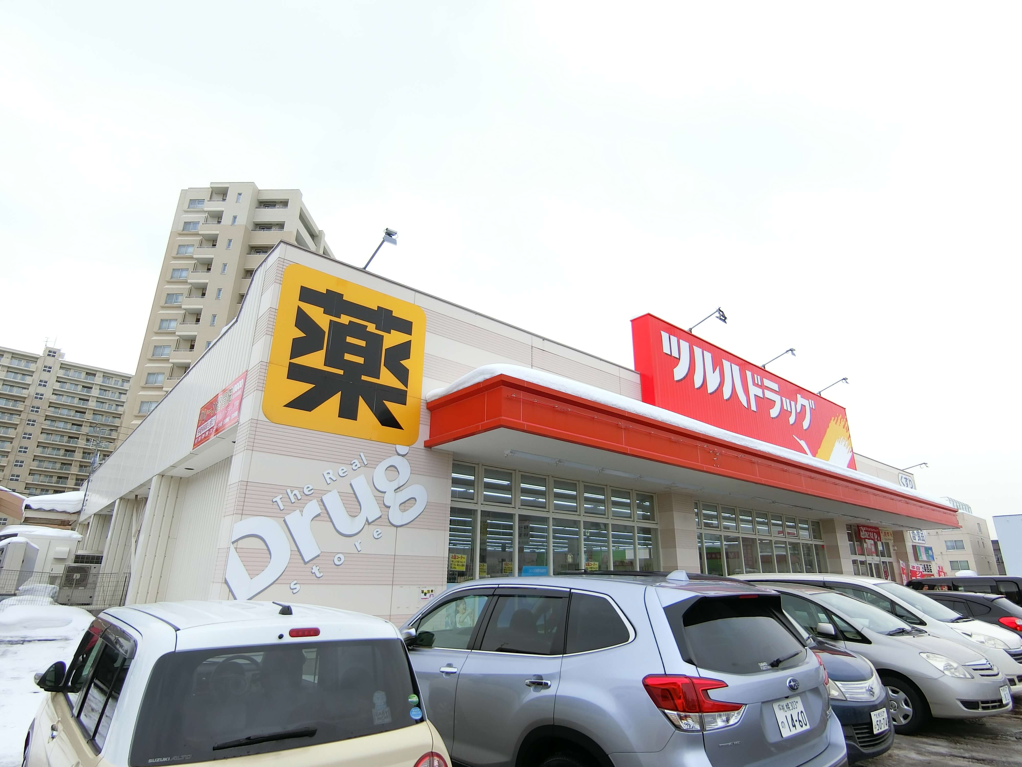 ドラックストア　ツルハドラッグ北12条駅前店（ドラッグストア）まで400m