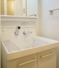 洗面設備　独立洗面台、小物を置くことができて便利です