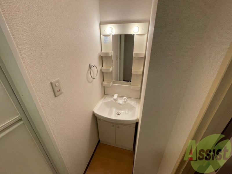 洗面設備　独立洗面台です。大きくてよいですね。シャンプーもできます。