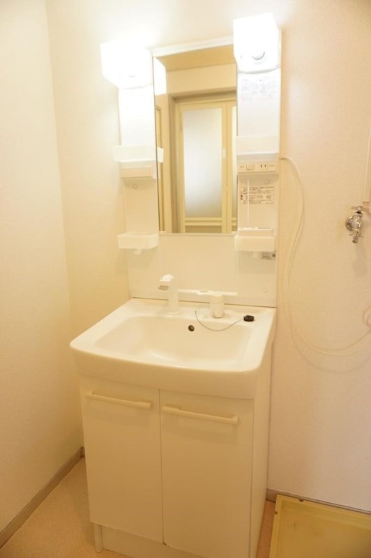 洗面設備　お掃除にも便利なシャワー付き洗面台