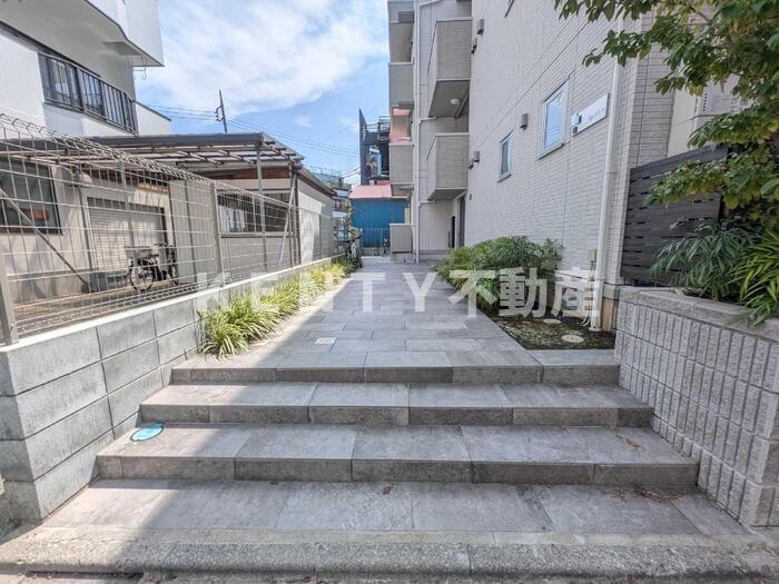 エントランス　ゆとりのあるエントランスです