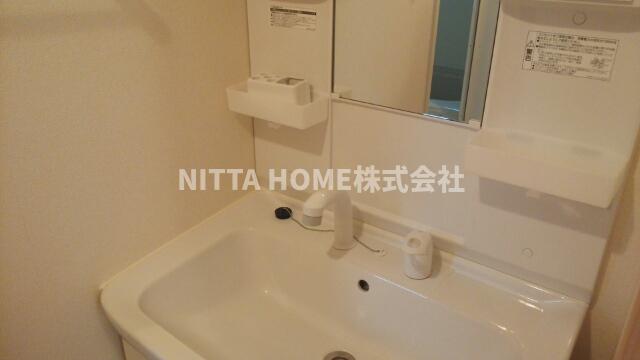 洗面設備　シャワー付き洗面台で朝の身支度はばっちり◎