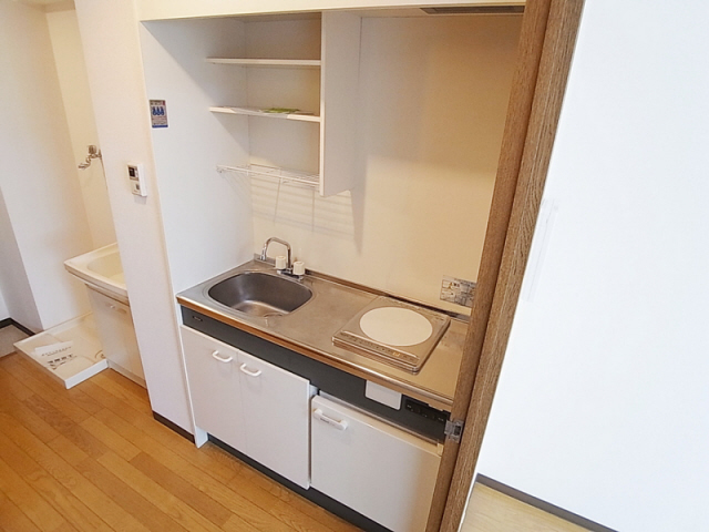 キッチン　ＩＨコンロ搭載のキッチンはミニ冷蔵庫付