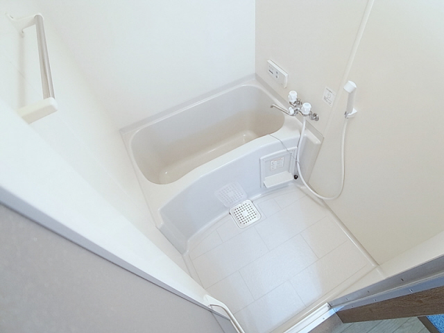 バス・シャワールーム　清潔感のあるバスルーム