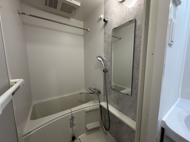 バス・シャワールーム　402号室の室内写真を同型として掲載。現況優先。