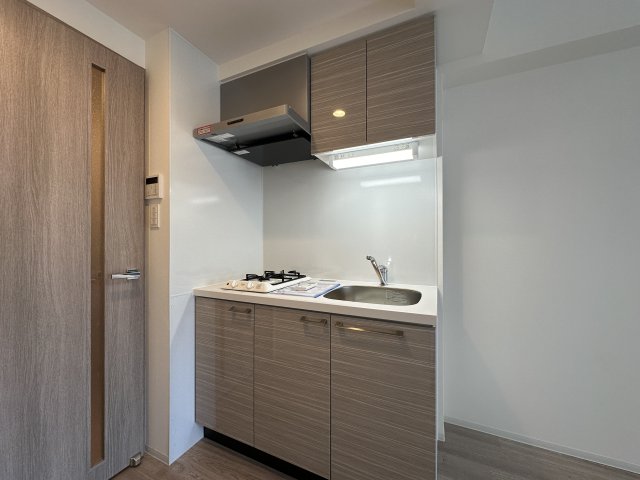 キッチン　402号室の室内写真を同型として掲載。現況優先。