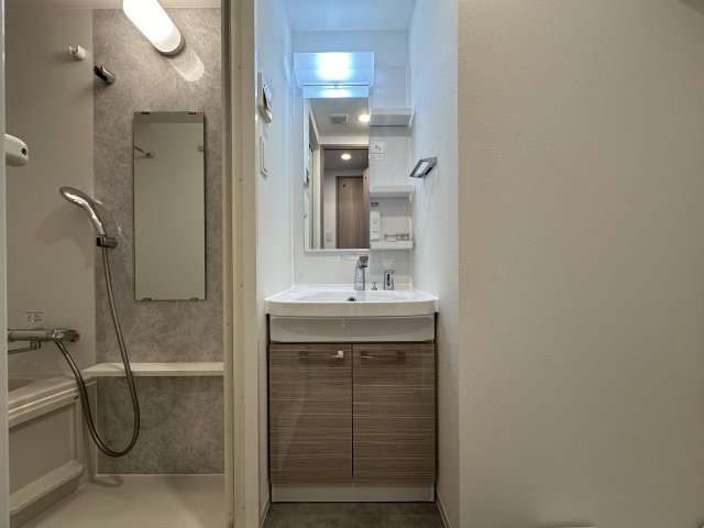 洗面設備　402号室の室内写真を同型として掲載。現況優先。