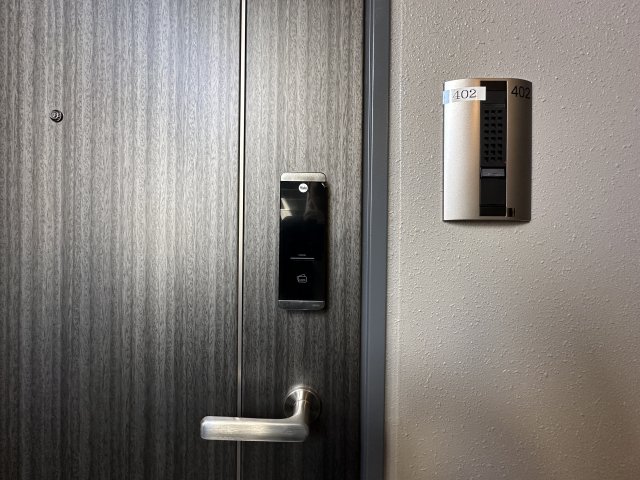 セキュリティ　402号室の室内写真を同型として掲載。現況優先。