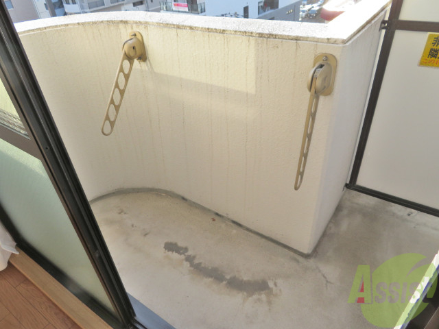 バルコニー　バルコニーも十分な広さがございますね。よく乾きそうです