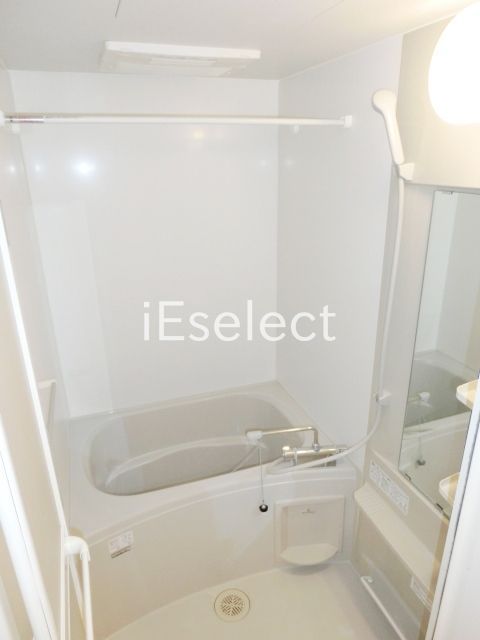 バス・シャワールーム　とっても綺麗なバスルーム！雨の日に便利な浴室乾燥付です。