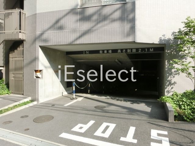 駐車場　敷地内に駐車場あります。しかも屋内です。