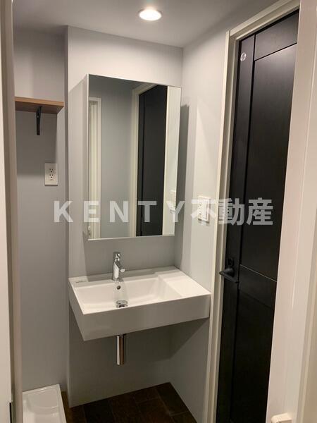 洗面設備　明るい洗面所です