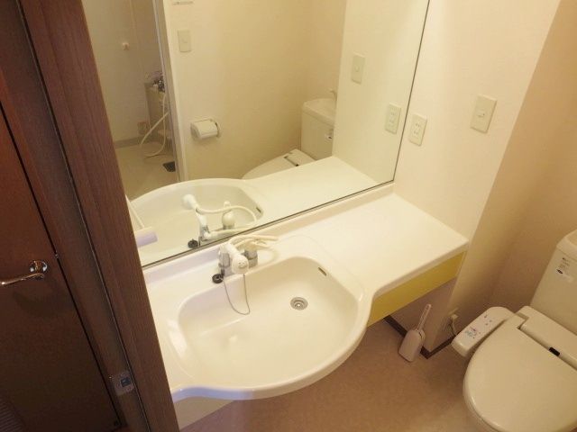 洗面設備　★独立洗面台の鏡が大きいですね★