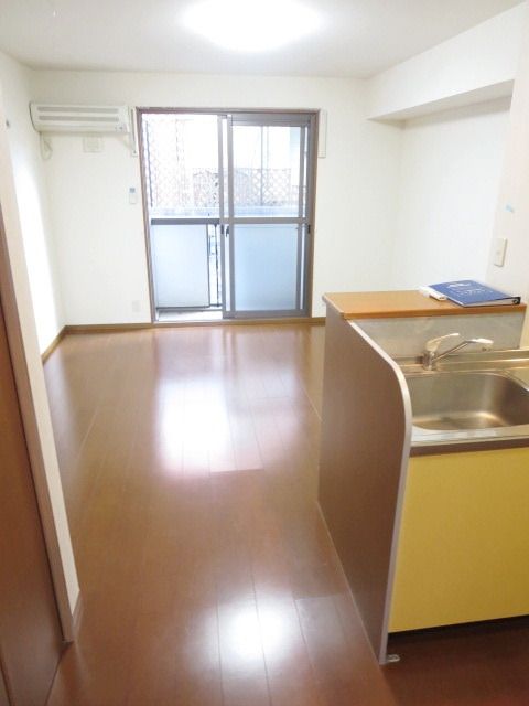 居室・リビング　★明るい洋室でカウンターキッチンの開放感★