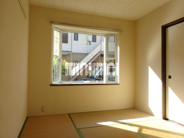 玄関　玄関に靴いれもあります