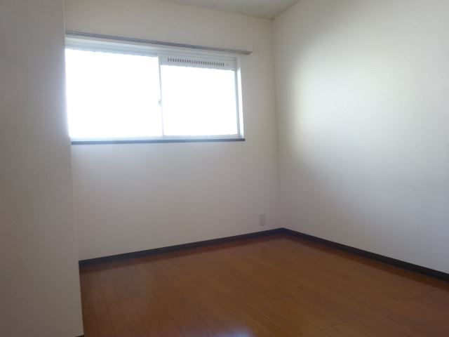 居室・リビング　明るい日の差し込む洋室