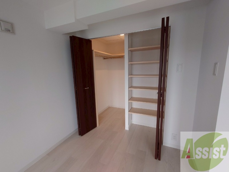 収納　こちらの収納にはハンガーをかけて服もしまえますね。