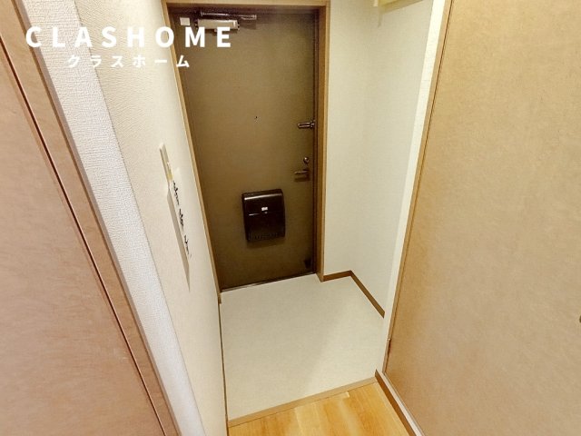 玄関　同物件の別部屋になります。