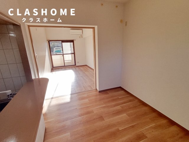 居室・リビング　同物件の別部屋になります。