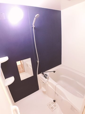 バス・シャワールーム　ブルーのカラーパネルがオシャンティなバスルーム