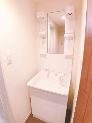 洗面設備　洗面脱衣所のシャンプードレッサー付独立洗面化粧台