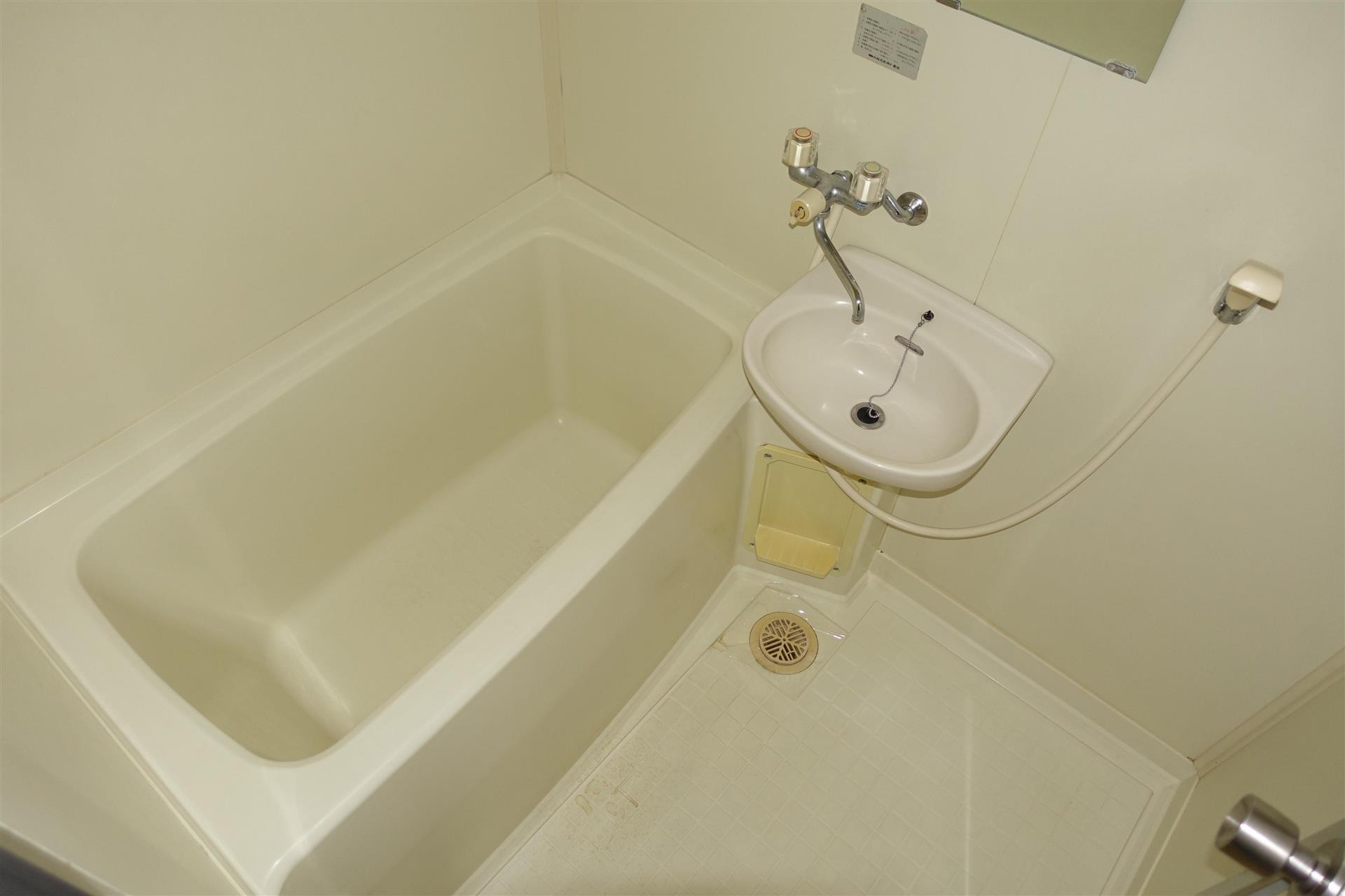 バス・シャワールーム　帰宅後もすぐに入浴できるシャワー付きバスルーム♪