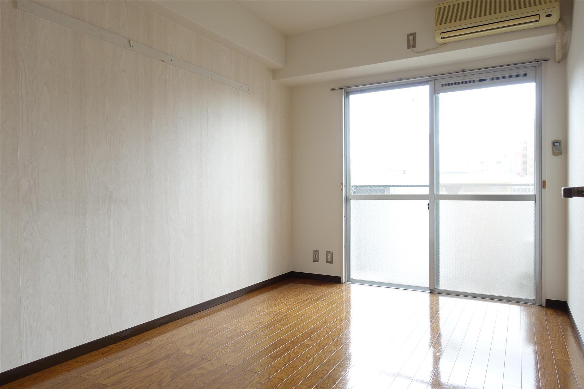 居室・リビング　バルコニーに面した洋室6帖♪