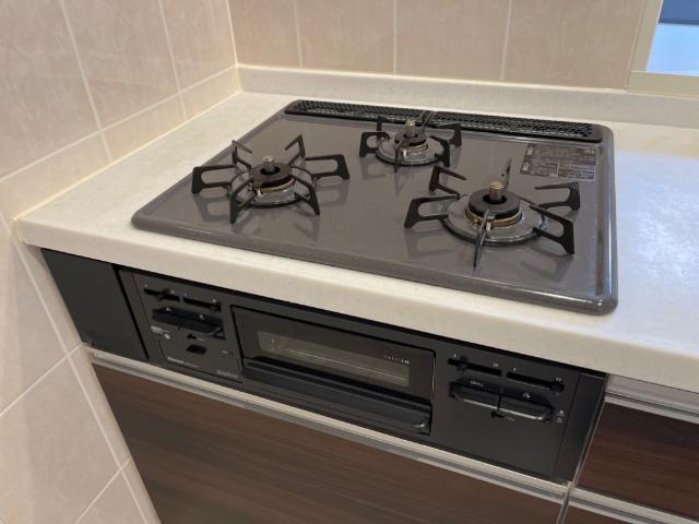 キッチン　システムキッチン（3口コンロ）