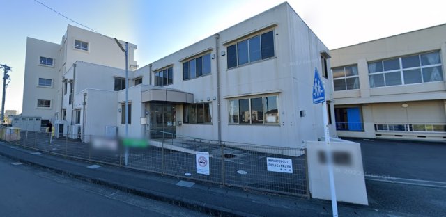 小学校　菊川市立加茂小学校（小学校）まで352m