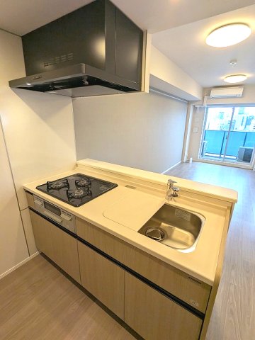 キッチン　グリル付ガス3口システムカウンターキッチン、瀟洒でお手入れ楽