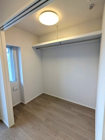 収納　2.6帖洋室、照明付、室内有効空間確保したワイドオープンクロ