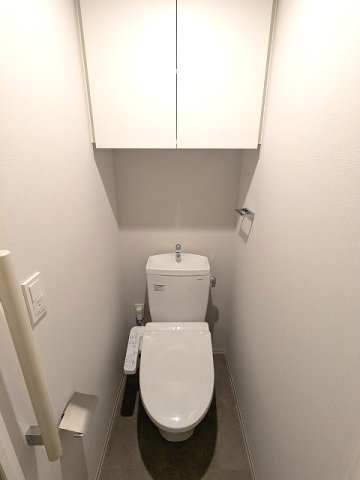 トイレ　洗面室と独立した温水洗浄便座です