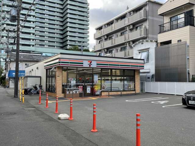 コンビニ　セブンイレブン（コンビニ）まで578m