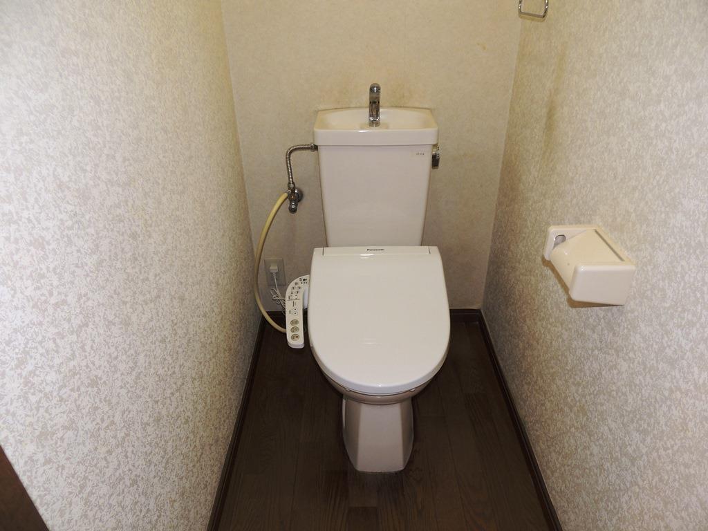 トイレ　温水洗浄便座つきのトイレです。